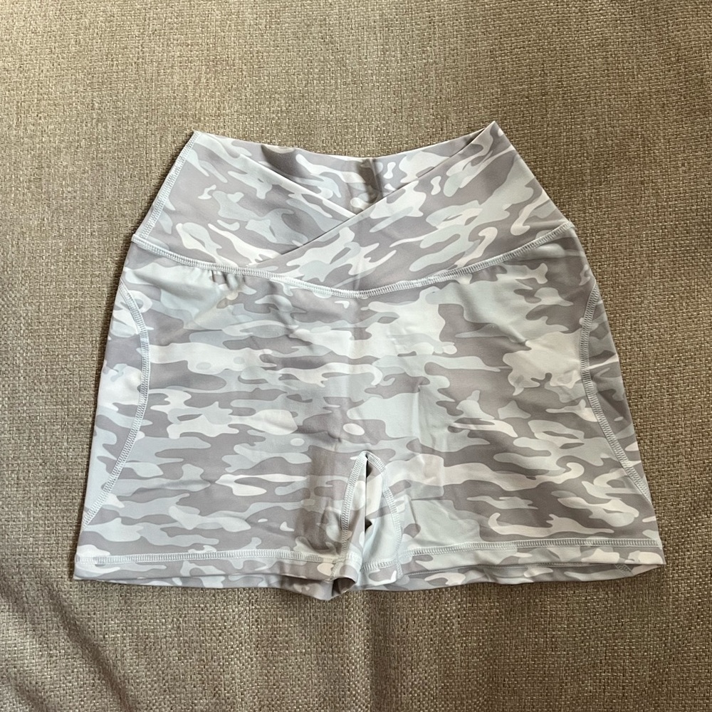 Alphalete Surface Power Short - silver camo - NWOT